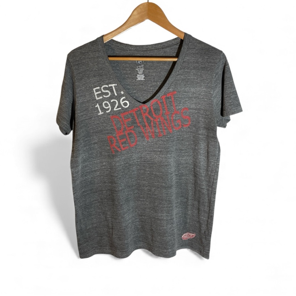 F7- NHL women’s Large Detroit Red Wings Gray V-Neck T-Shirt